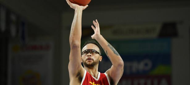 乐鱼体育教练-包含上海队外援爆发，帮助球队重回正途的词条