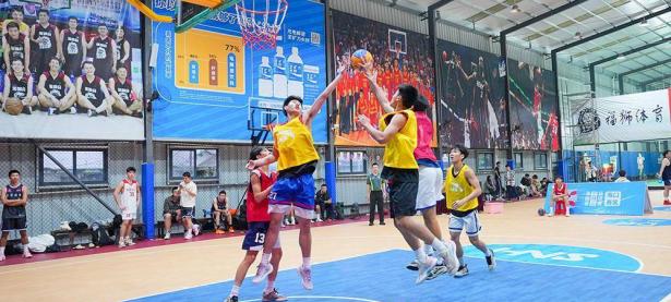 乐鱼体育在线登录-精彩比赛中球队展现出色球技