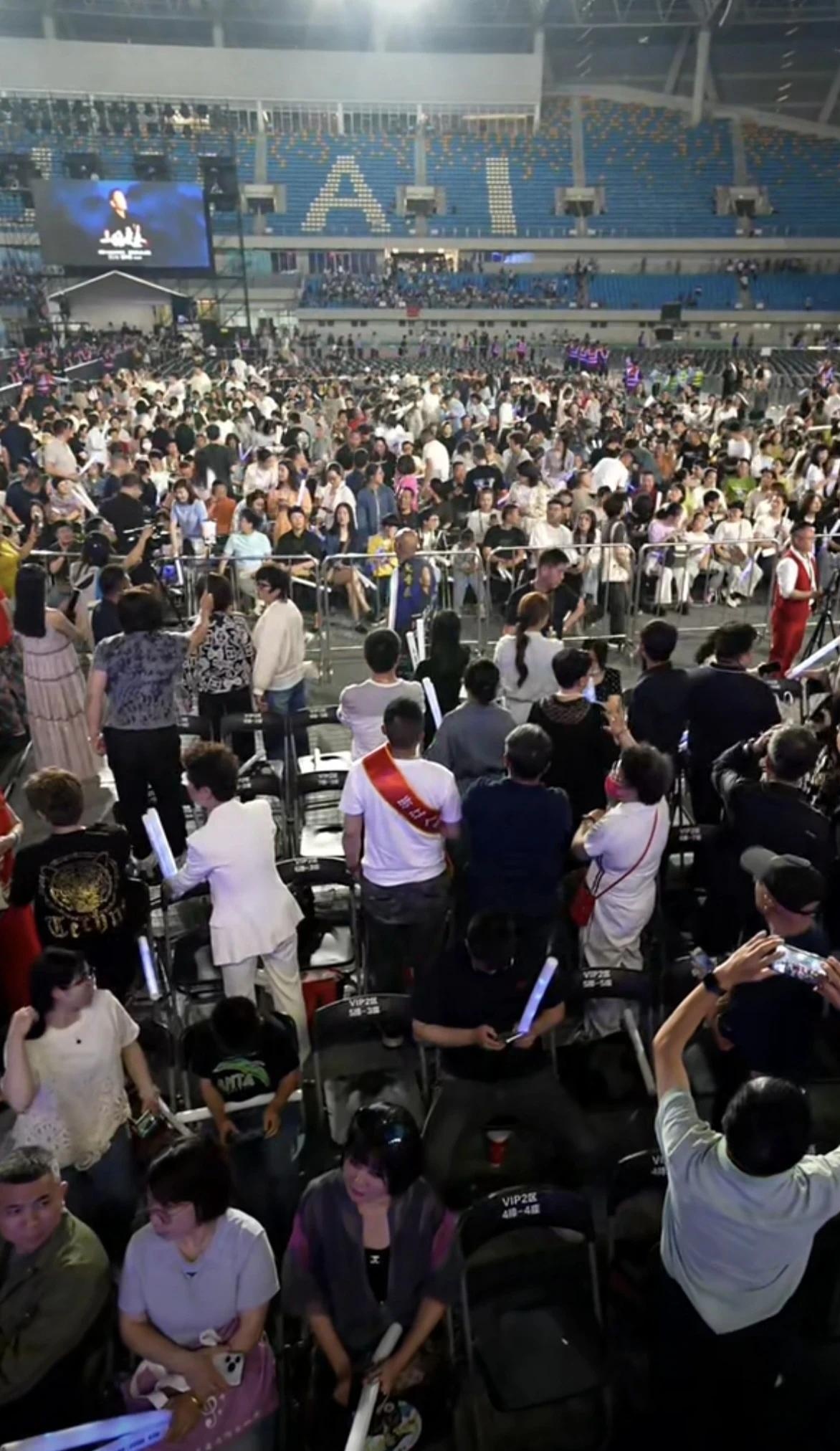现场观众热情高涨，球场气氛十分热烈
