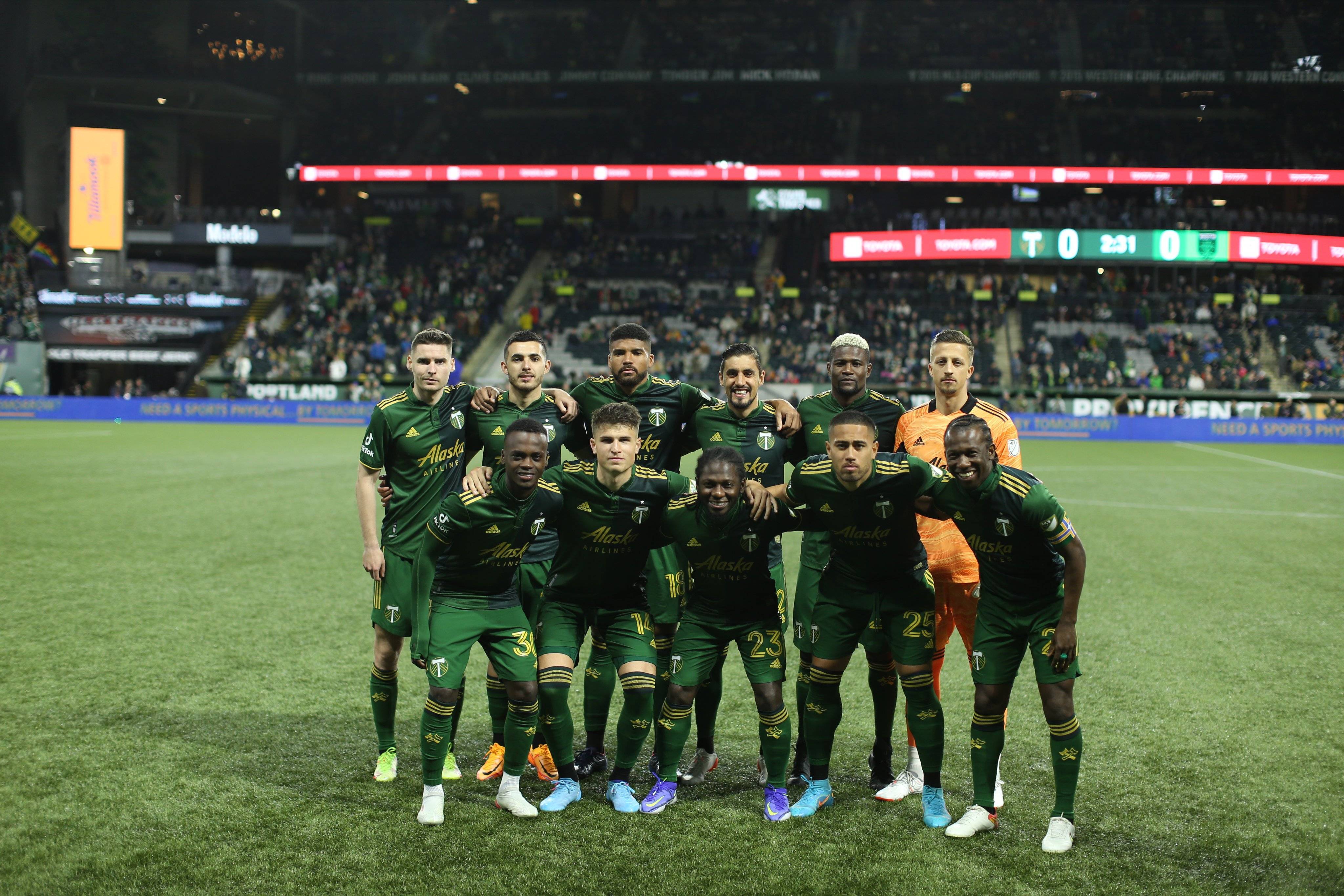 顶尖足球比赛中球员防守拦截精准