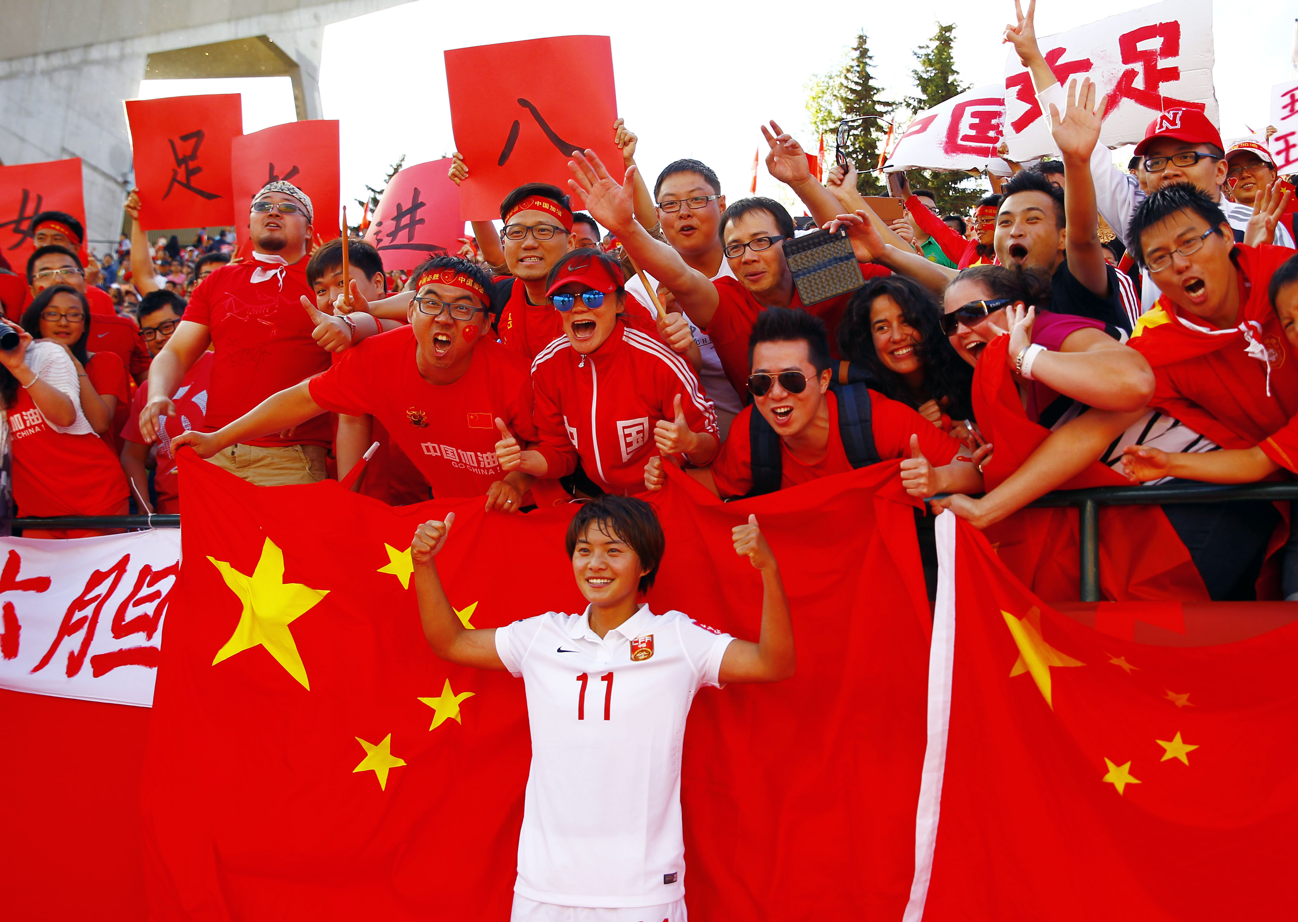 国足女足全力备战比赛，追求胜利