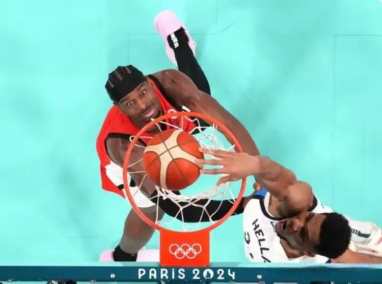 希腊男篮队展现强劲实力，登顶领奖台