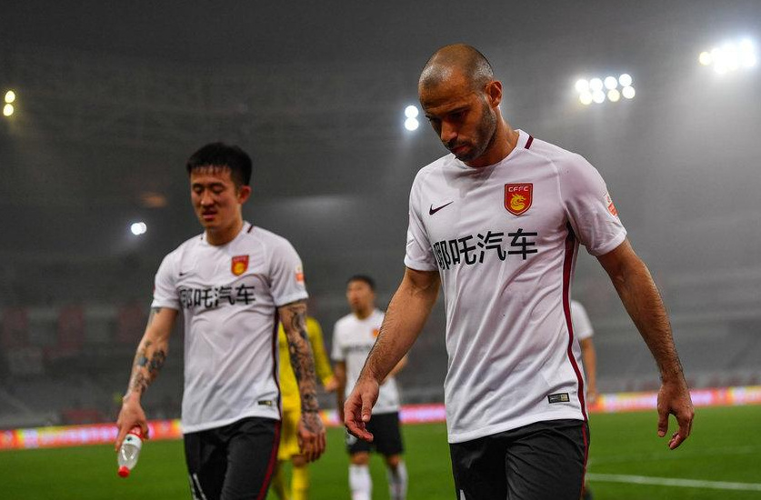 河北华夏幸福客场遭遇重庆斯威逆转，落后积分榜的简单介绍