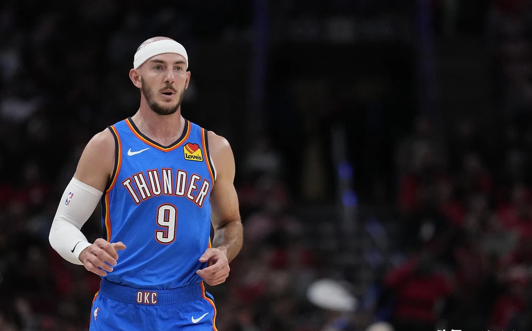 包含猛龙内线策应发挥稳固，球队在关键时刻表现出色的词条