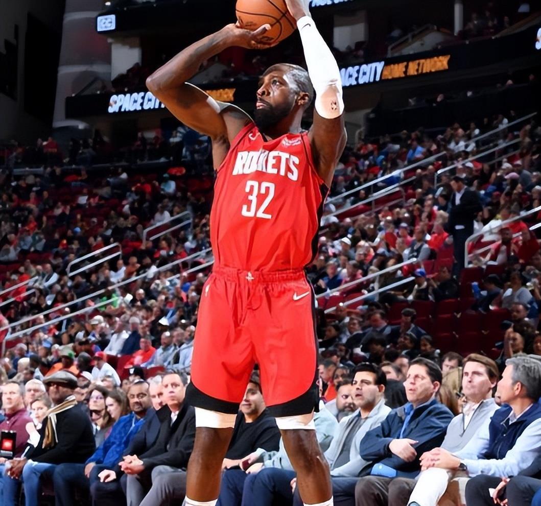 包含猛龙内线策应发挥稳固，球队在关键时刻表现出色的词条