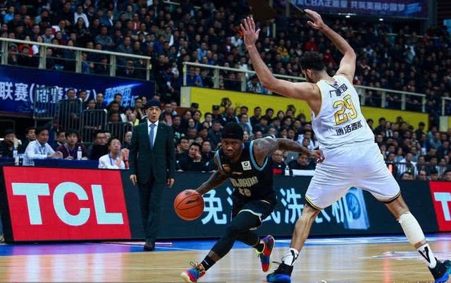 凯-费尔德主教练赞扬球队表现，称冠军路上一切都有可能的简单介绍