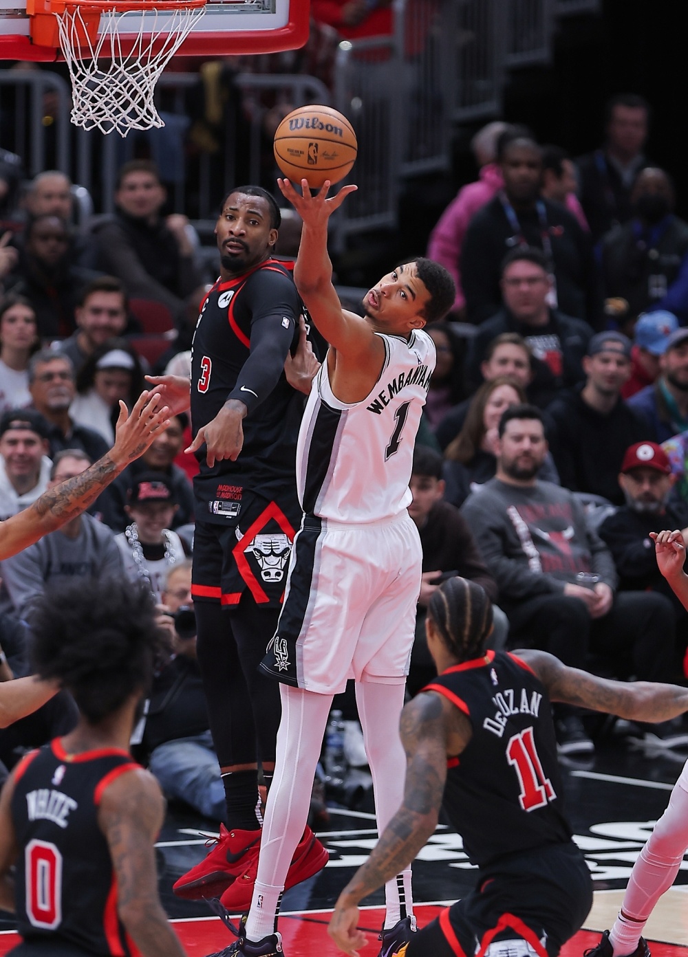 马刺主场失利，德罗赞全场高效贡献