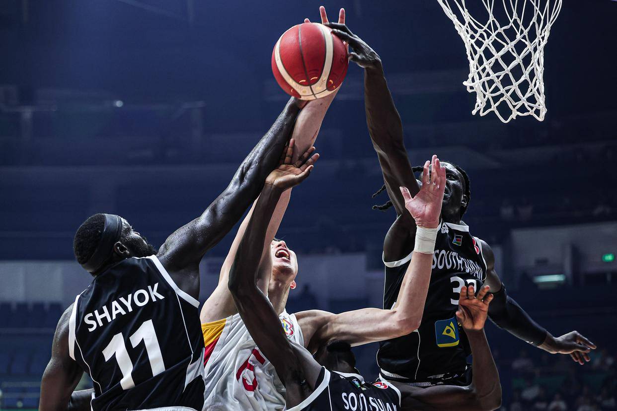 关于胜败在旦夕，西部队球员全力以赴的信息