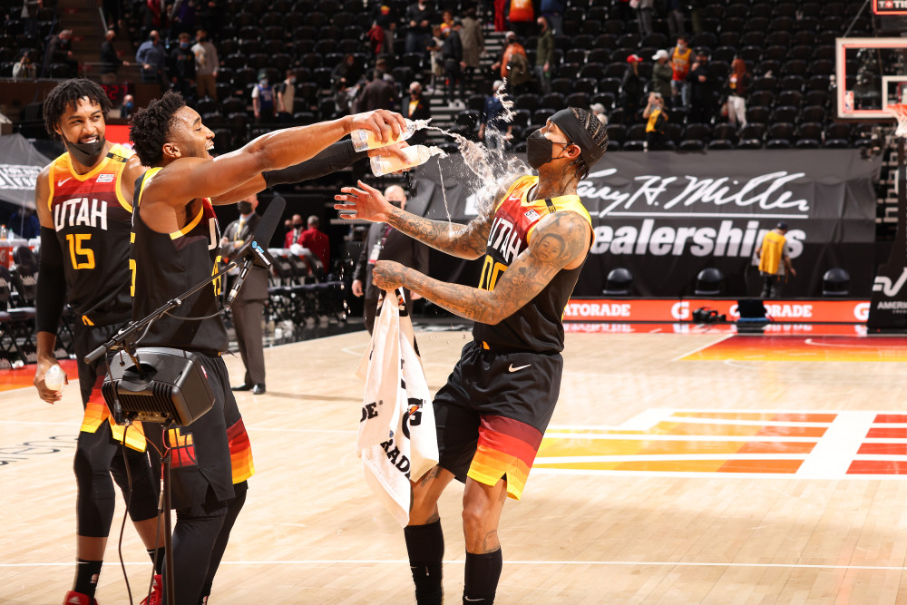 包含犹他爵士胜券在握，取得西部半决赛资格的词条