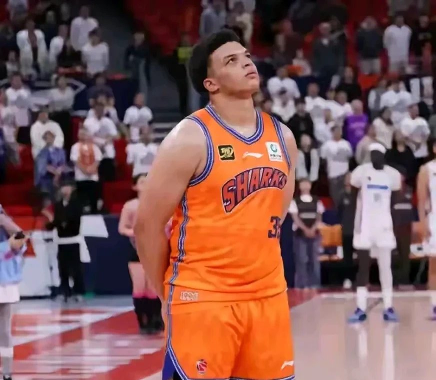 球队实行严密防守，成功抵挡对手攻势