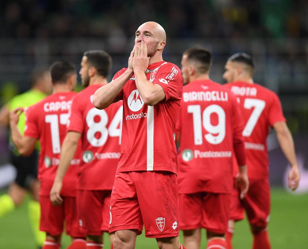 球队实行严密防守，成功抵挡对手攻势