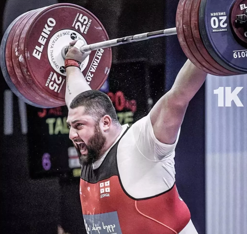 拉脱维亚选手在举重比赛中获得冠军